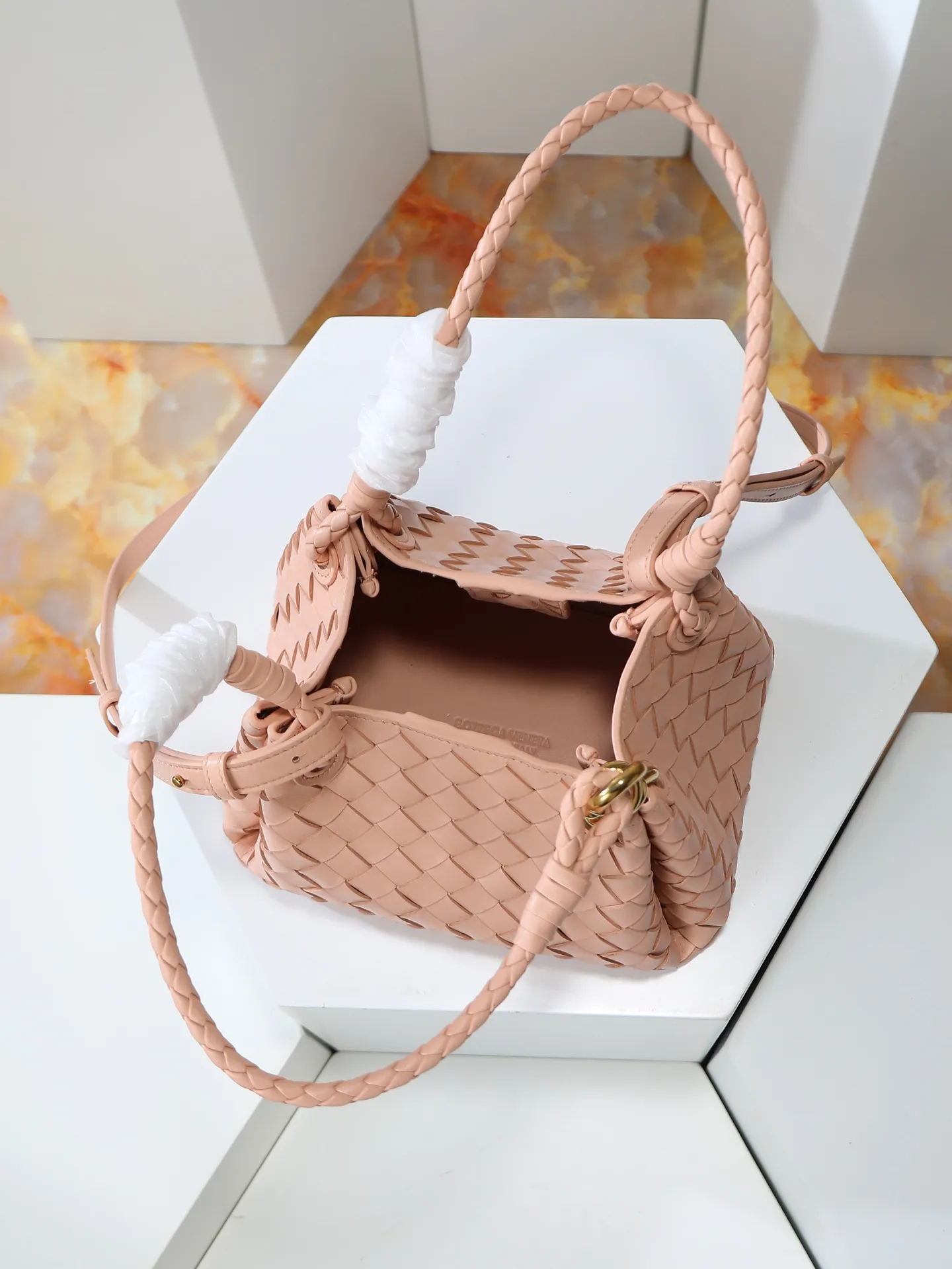 1250. Home B has a new product! Andiamo combines archive parachute handbags to inherit retro elements and integrate modern trends. The same style as Shu Qi's Night in Beijing. It is a continuation of the classic bag. It has three functions: hand carry, shoulder and cross-body. It is embellished with metal brass knot buckles. It is small and has an amazing capacity. It can easily hold all kinds of daily necessities with a box, sunglasses, small bottle, water powder, charger, and the upper body is versatile. Style number: 796569 Size: 21*17*16.5cm